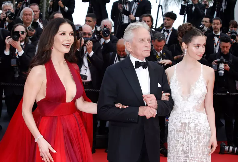 Michael Douglas candidează la titlul de Cel mai sexy bunic în viață
