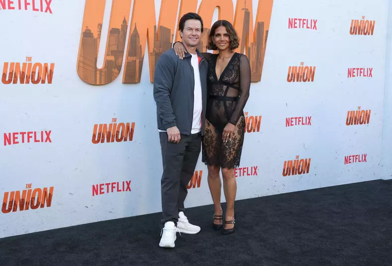 Halle Berry, cu lenjeria la vedere la premiera „The Union” 