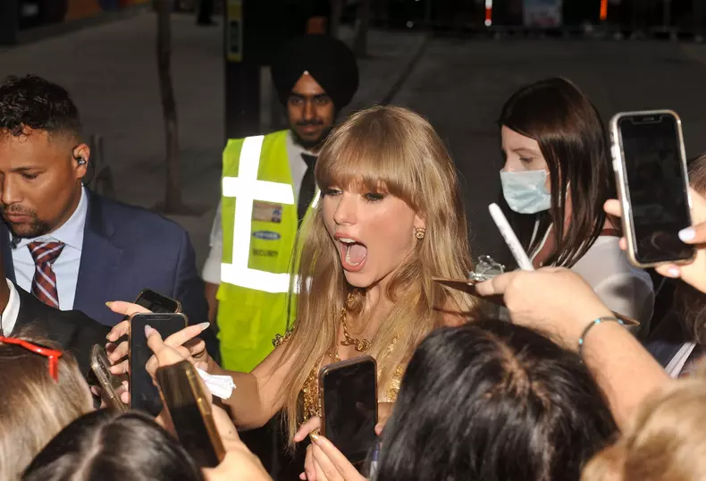 A întors toate privirile. Taylor Swift, în cea mai îndrăzneață ținută de până acum, pe covorul roșu de la MTV EMA