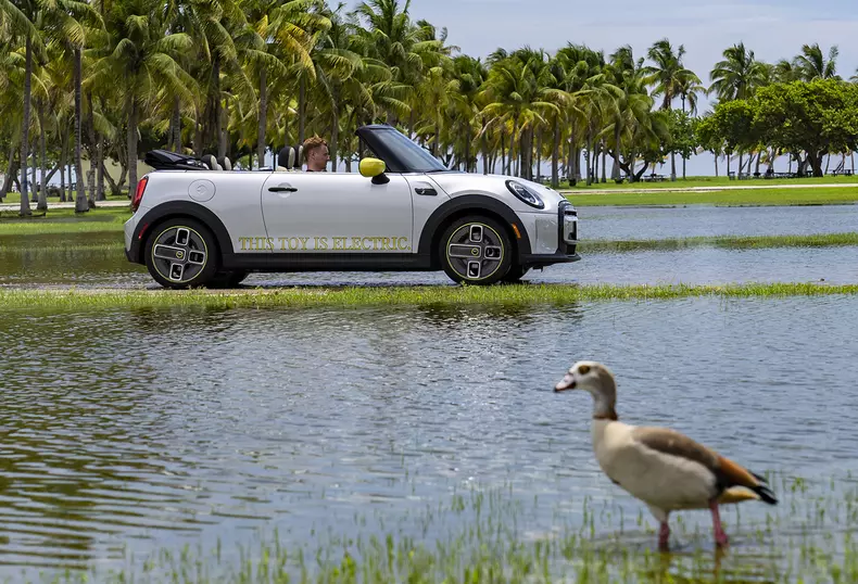 P90471775_highRes_mini-cooper-se-conve