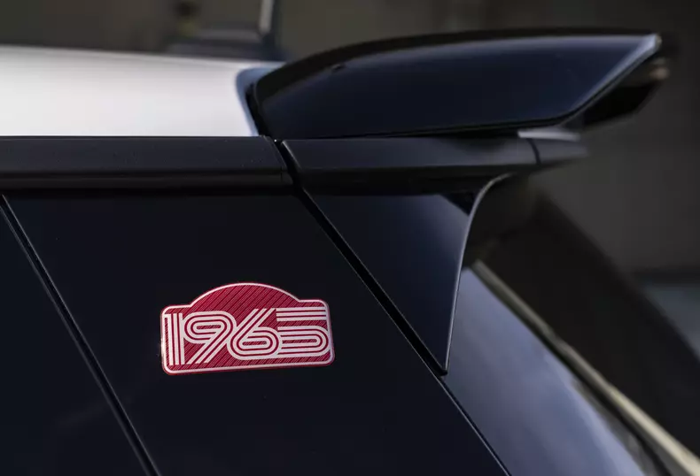 P90625066_highRes_mini-jcw-1965-victor