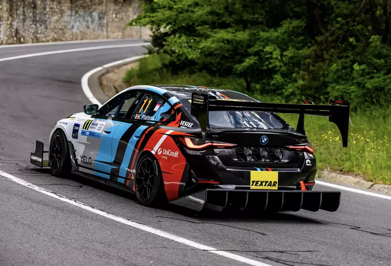 P90643758_highRes_bmw-i4-racing-poina-