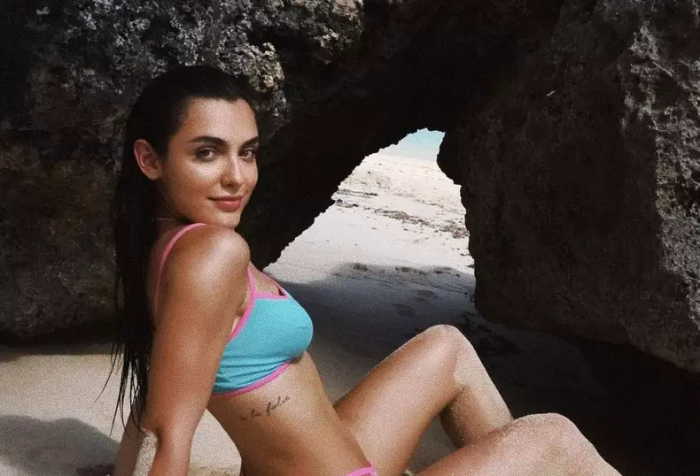 Alexia Eram, superbă în costum de baie în Bali  (7)