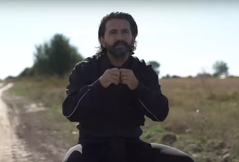 Cine-este-Tibi-Clenci-4