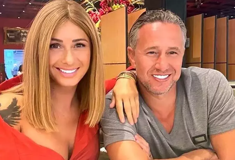 Anamaria-Prodan-a-scris-o-carte-despre-viata-ei-13