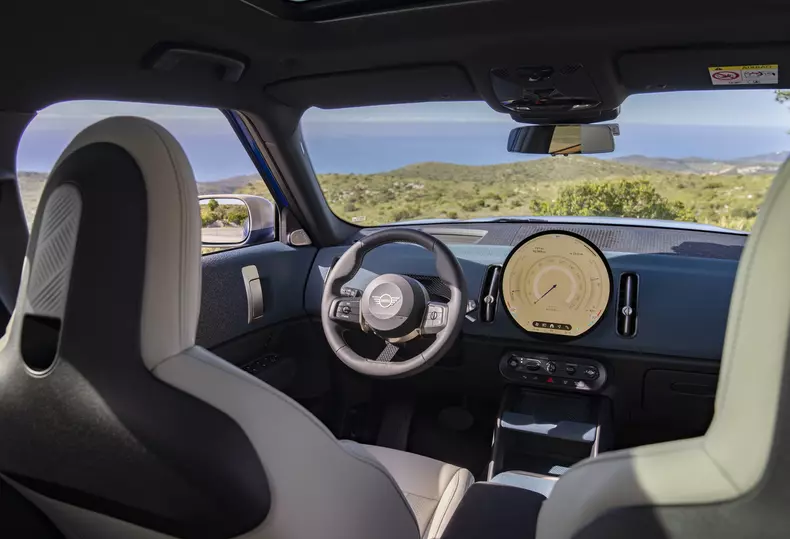 P90552015_highRes_mini-countryman-e-06