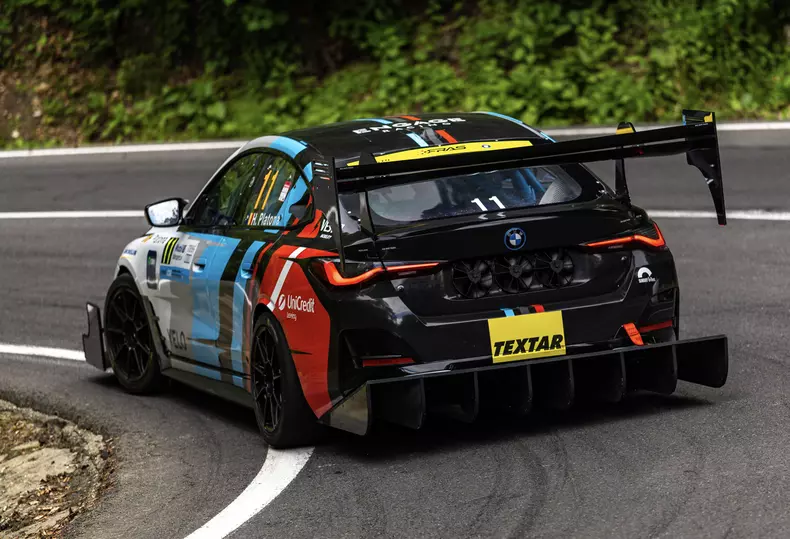 P90643770_highRes_bmw-i4-racing-poina-