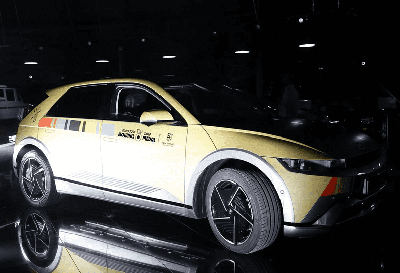 Maşina primită de medaliaţii cu aur