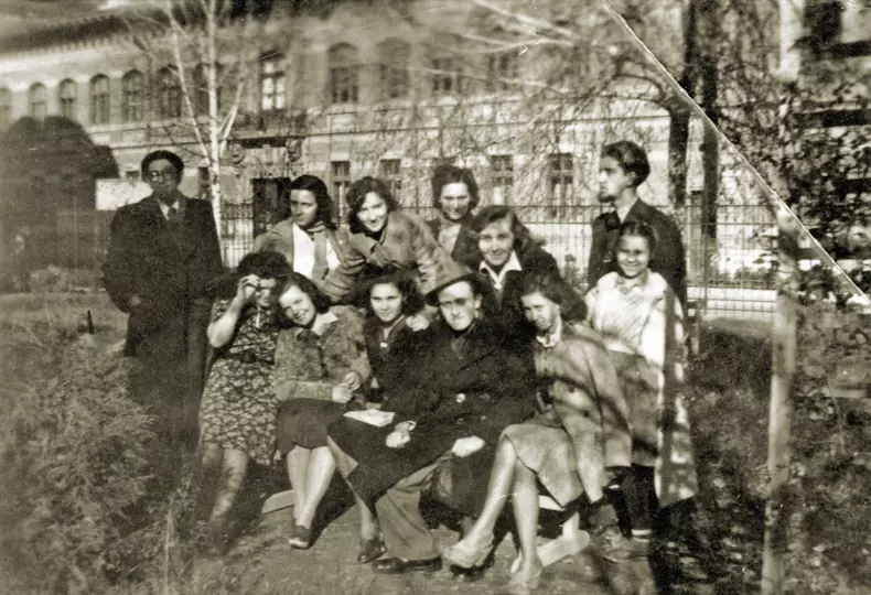 Cu colegii de la Academia din Iași, în anii 1940