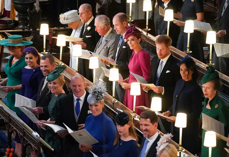 Regina Elisabeta a II-a, Prințul Philip, Prințul Charles, Prințul William, Kate Middleton, Prințul Harry, Meghan Markle, Prințesa Anne, Sarah Ferguson, Prințesa Beatrice, Zara Tindall și Mike Tindall