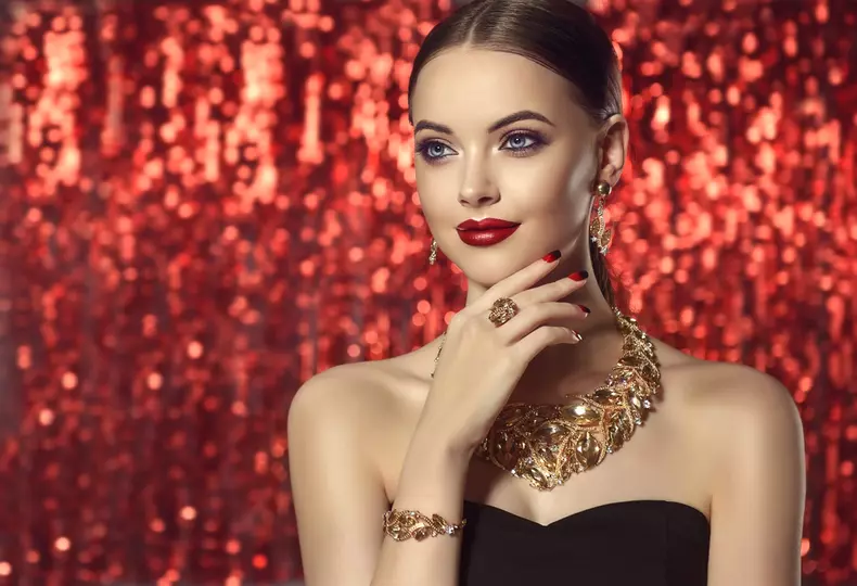 Beautiful,Girl,With,Set,Jewelry,.,Woman,In,A,Necklace