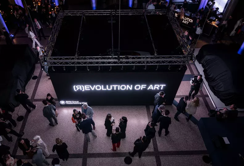 P90592289_highRes_revolution-of-art-20