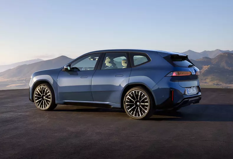 P90615639_highRes_the-new-bmw-ix3-50-x