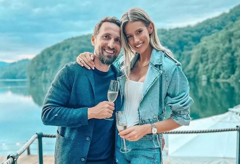 Gabriela Prisăcariu și Dani Oțil se căsătoresc religios în weekend. Prima imagine cu rochia de mireasă