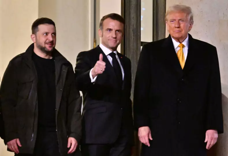 Le président français Emmanuel Macron reçoit ses homologues américain Donald Trump et ukrainien Volodymyr Zelensky au palais présidentiel de l'Elysée à Paris