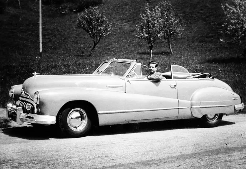 regele-intr-un-buick-roadmaster-decapotabil