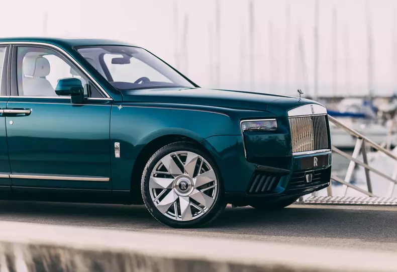 N90633325_highRes_presenting-rolls-roy