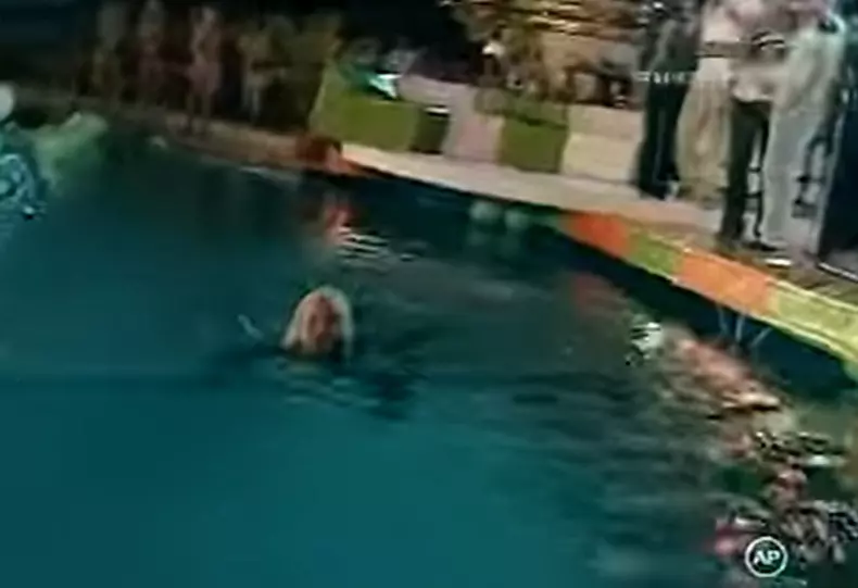 andreea-balan-elena-carstea-scandal-piscina-2002 (9)