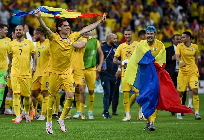 26.06.2024, xpsx, UEFA Euro 2024 Vorrunde, Slowakei - Rumänien v.l. jubel nach dem Spiel Achtelfinale Ianis Hagi (Rumäni