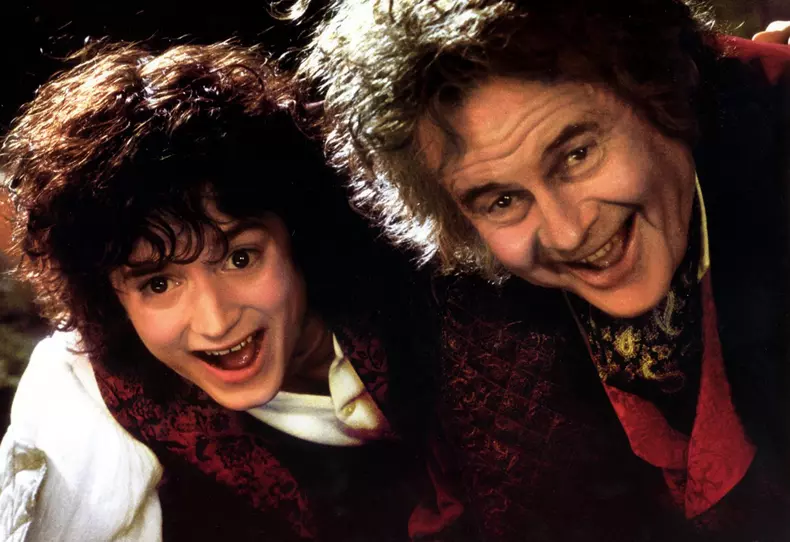 Ian Holm și Elijah Wood în Stăpânul Inelelor: Frăția Inelului