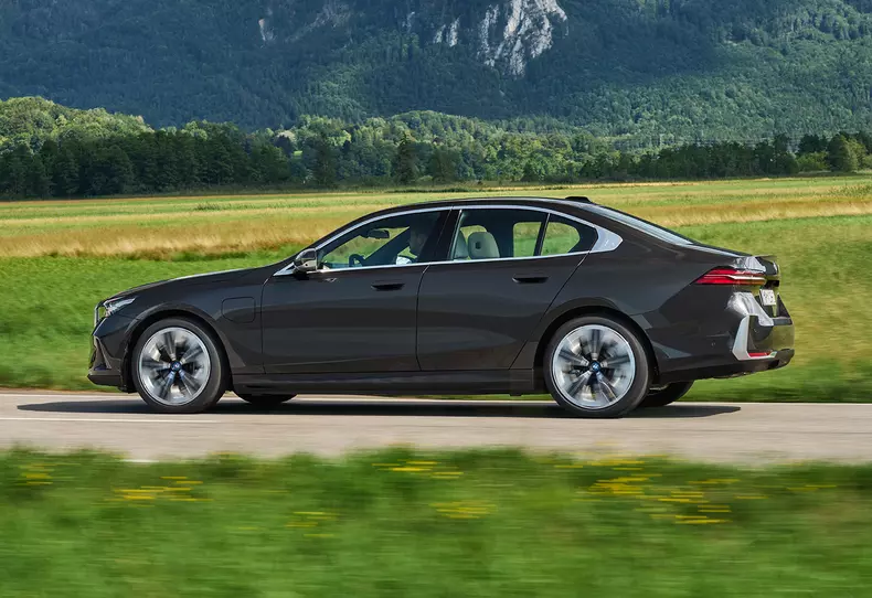 P90524296_highRes_the-new-bmw-530e-sop