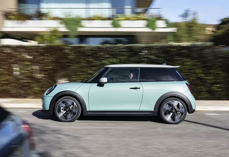 P90542423_highRes_mini-cooper-s-04-202