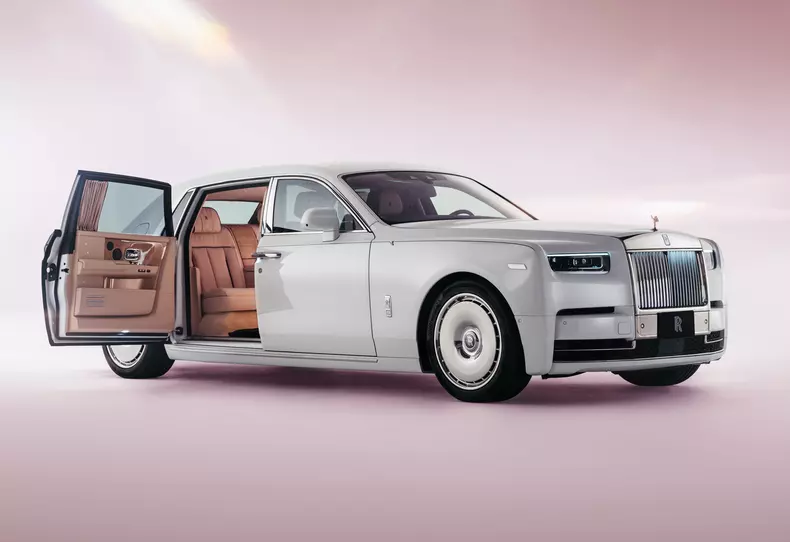R90593871_highRes_rolls-royce-presents