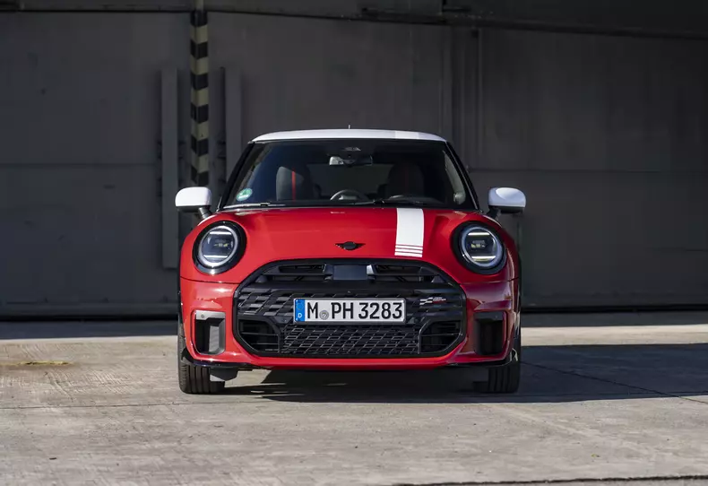 P90625051_highRes_mini-jcw-1965-victor