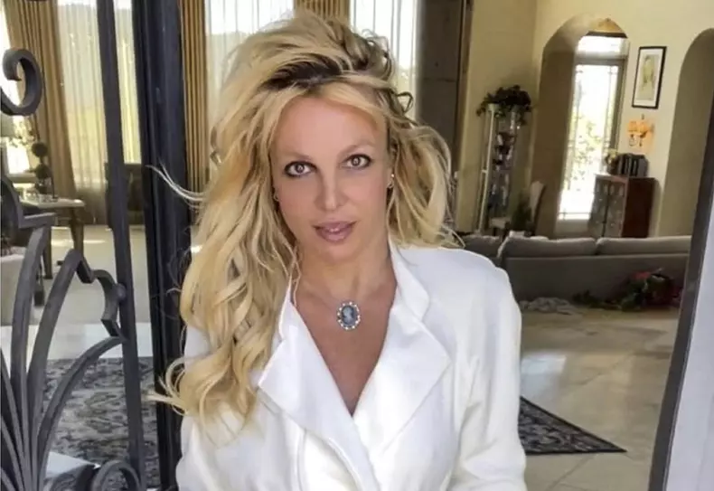 Britney Spears șochează din nou. Viitoarea mămică a pozat din nou nud. Pe cine ține în brațe