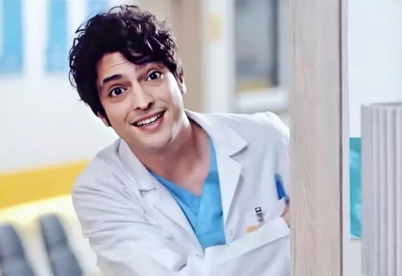 Îl mai țineți minte pe Taner Olmez, Doctorul minune din serialul de la Kanal D? Are o fetiță adorabilă