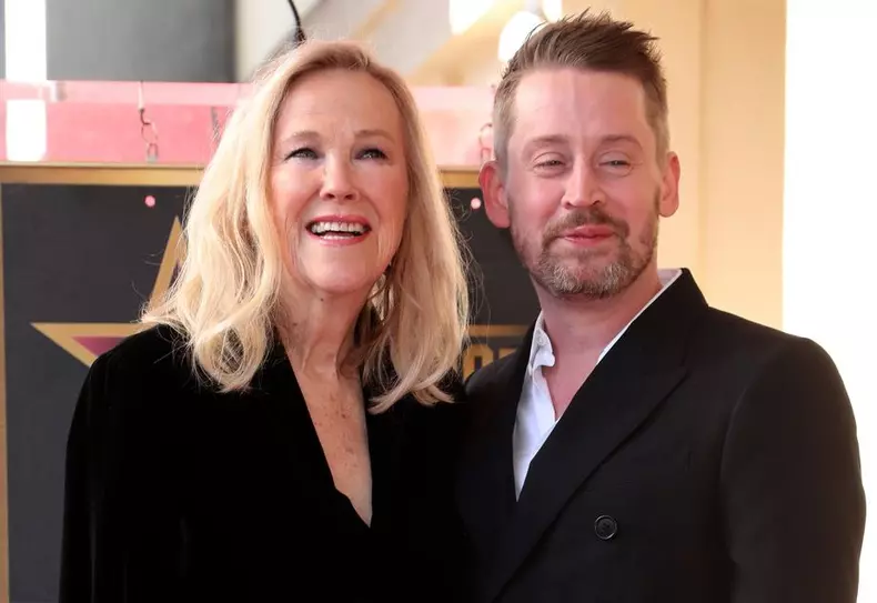Macaulay Culkin s-a reîntâlnit cu mama lui din „Singur acasă”, Catherine O'Hara. Momentul emoționant de la ceremonia de pe Walk of Fame
