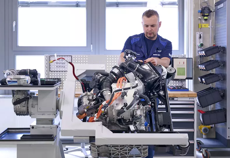 P90476218_highRes_fuel-cell-system-pro