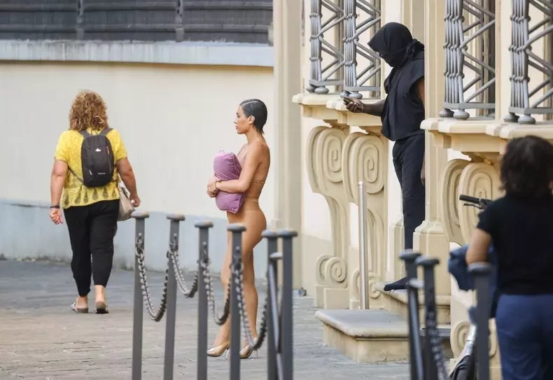 Soția lui Kanye West, apariție șocantă pe străzile din Italia. Bianca Censori a renunțat la haine