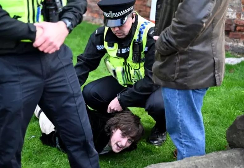 regele-charles-atacat-cu-oua-