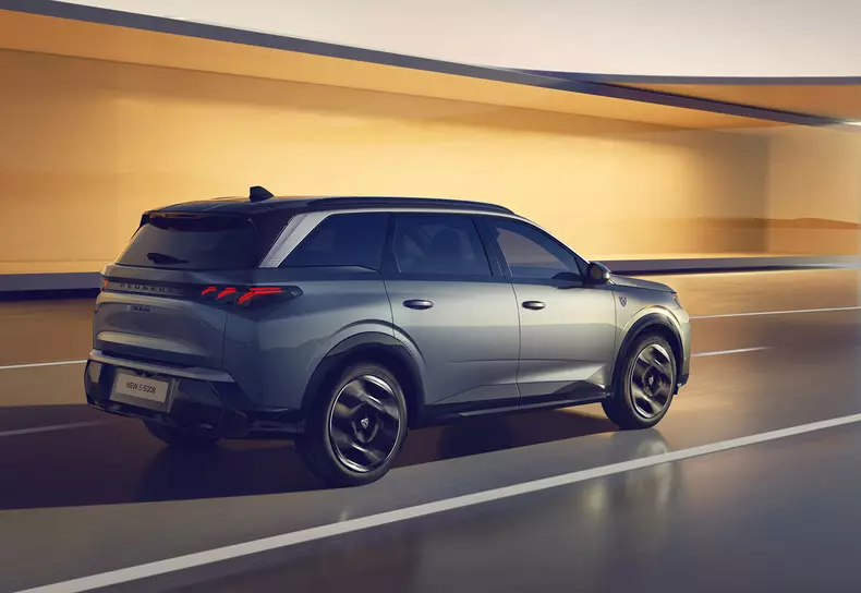 PEUGEOT_E5008_2403STYP_253