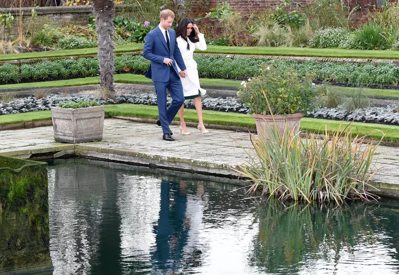 De ce își atinge Meghan Markle întotdeauna părul