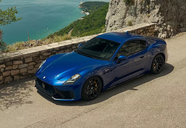 Maserati-GranTurismo_Trofeo-2027-bleu