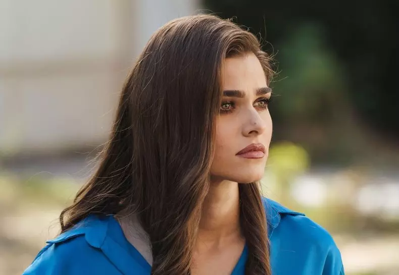 ce-face-theo-rose-pe-platourile-de-filmare-de-la-clanul-chiar-daca-este-insarcinata-e1676466589111-1024x707-1