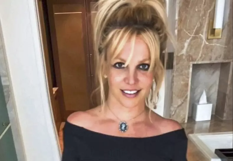 Britney Spears s-a pozat goală, din nou