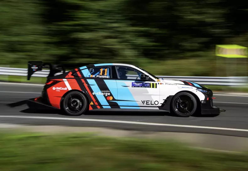 P90567000_highRes_first-race-of-bmw-i4