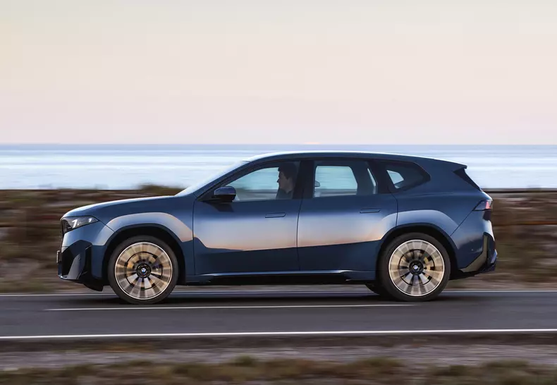 P90615620_highRes_the-new-bmw-ix3-50-x