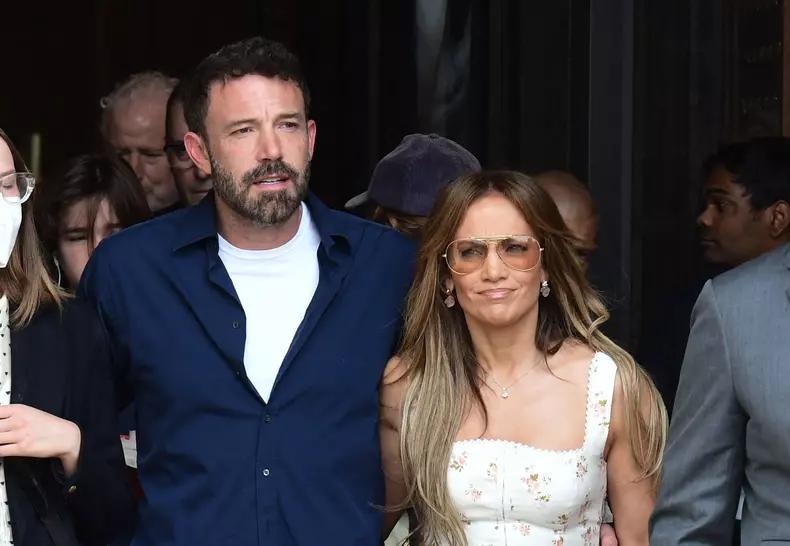 Ben Affleck et sa femme Jennifer Affleck (Lopez) quittent l'hôtel Crillon avec violet pour aller déjeuner dans un restaurant lors de leur lune de miel à Paris