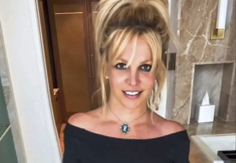 Britney Spears s-a pozat goală, din nou