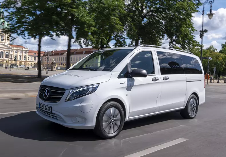 Verkaufsstart für den neuen Mercedes-Benz eVito Tourer (Stromverbrauch kombiniert: 26,2 kWh/100 km; CO2-Emissionen kombiniert: 0 g/km) : Der Spezialist für die Personenbeförderung mit großer Reichweite

Start of Sales for the new Mercedes-Benz eVito T