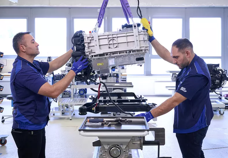 P90476216_highRes_fuel-cell-system-pro