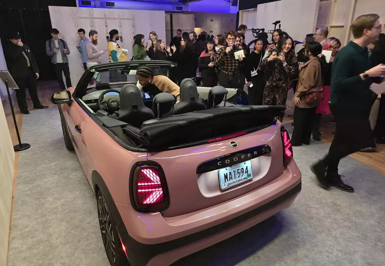 P90583295_highRes_the-all-new-mini-con