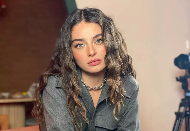 Ayça Ayșin Turan („Povestea de pe insulă”) va juca într-un nou serial turcesc. Regizor este chiar noul ei iubit
