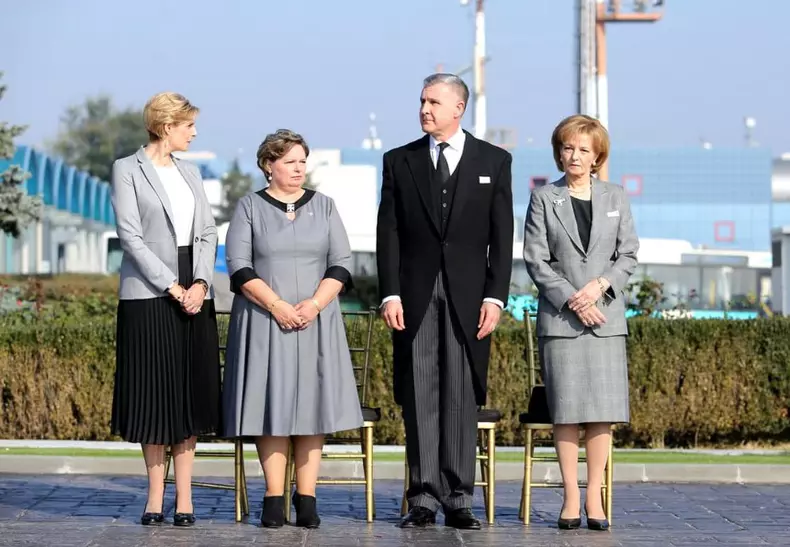 Familia Regala la repatrierea Reginei-Mama Elena 1