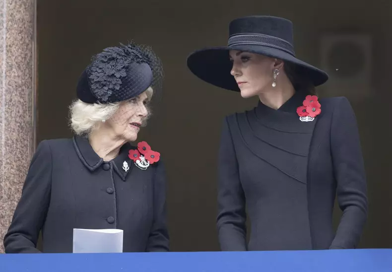 Cum a onorat-o Kate Middleton pe Regina Elisabeta în timpul ceremoniilor pentru Remembrance Day