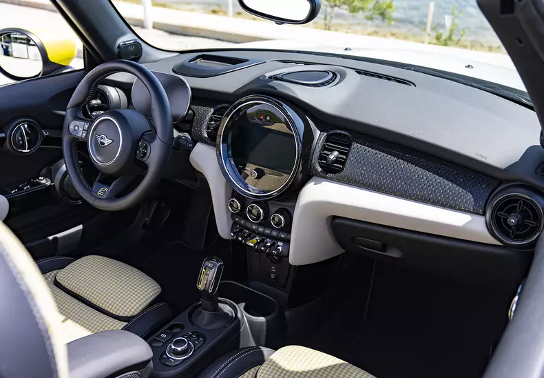 P90471803_highRes_mini-cooper-se-conve